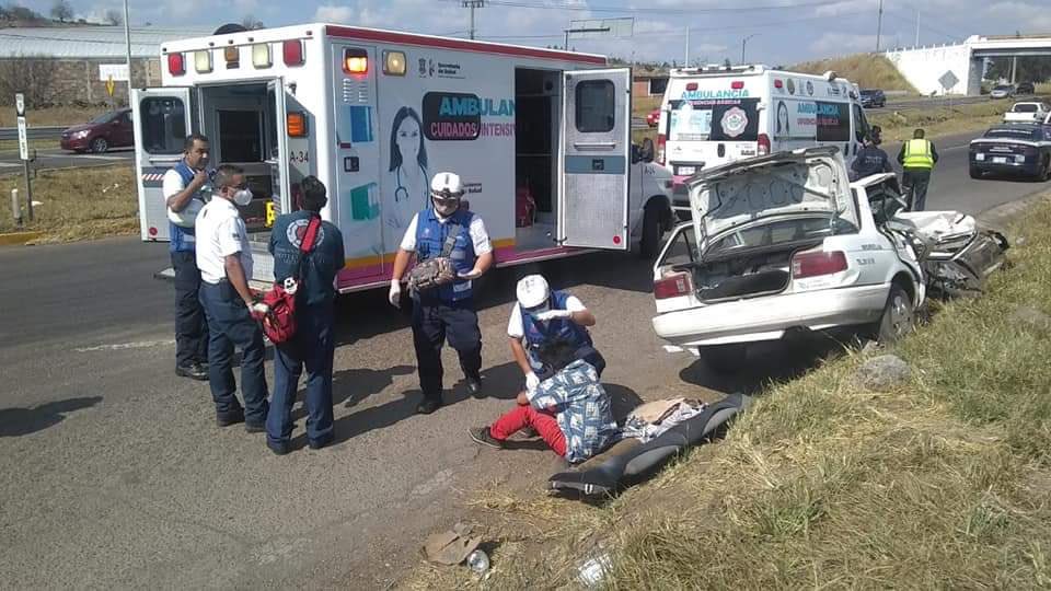 Morelia: Taxi y camioneta chocan en la salida a Pátzcuaro [FOTOS]