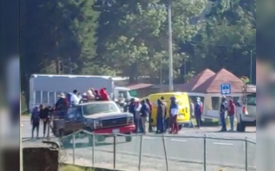 VIDEO: Normalistas y comuneros bloquearon la carretera Pátzcuaro-Uruapan [SAN JUAN TUMBIO]