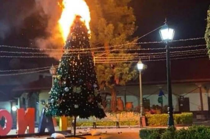 VIDEO: Se incendia árbol de navidad gigante en Tancítaro, Michoacán
