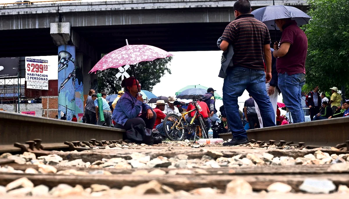 Despiden a 40 maestros en Michoacán por tomar vías del tren