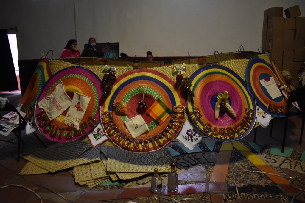 FOTOS: Preparan Árbol Monumental Artesanal en Erongarícuaro