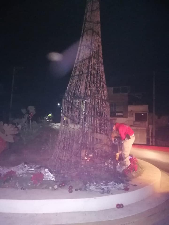 Queman árbol de Navidad de Tacámbaro [FOTOS]