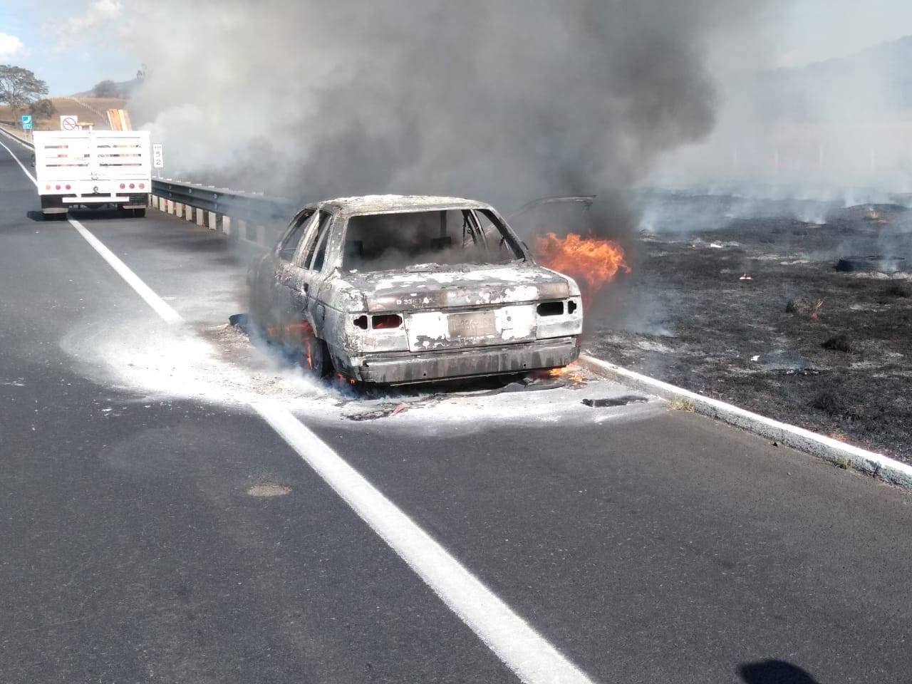 Taxi se incendia en la carretera Pátzcuaro-Cuitzeo
