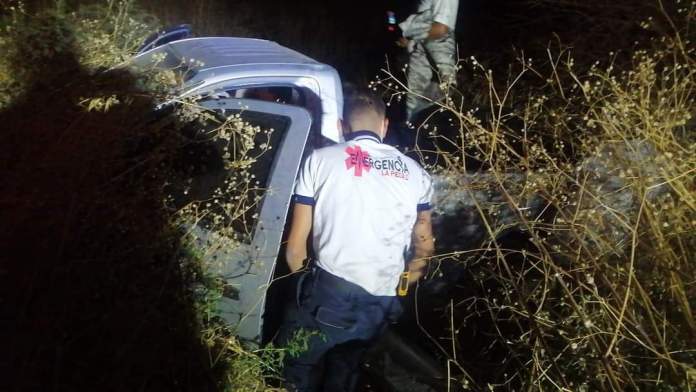 Vuelca camioneta con cuerpos muertos por COVID-19 en Michoacán