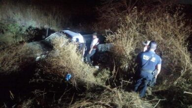 Vuelca camioneta con cuerpos muertos por COVID-19 en Michoacán