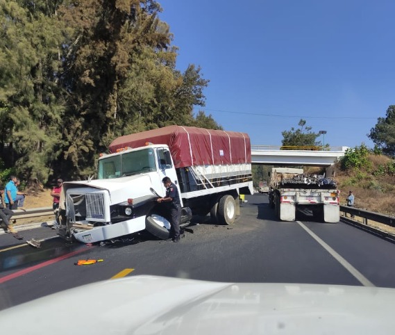 Chofer de camioneta queda prensado por accidente en la carretera Pátzcuaro Uruapan