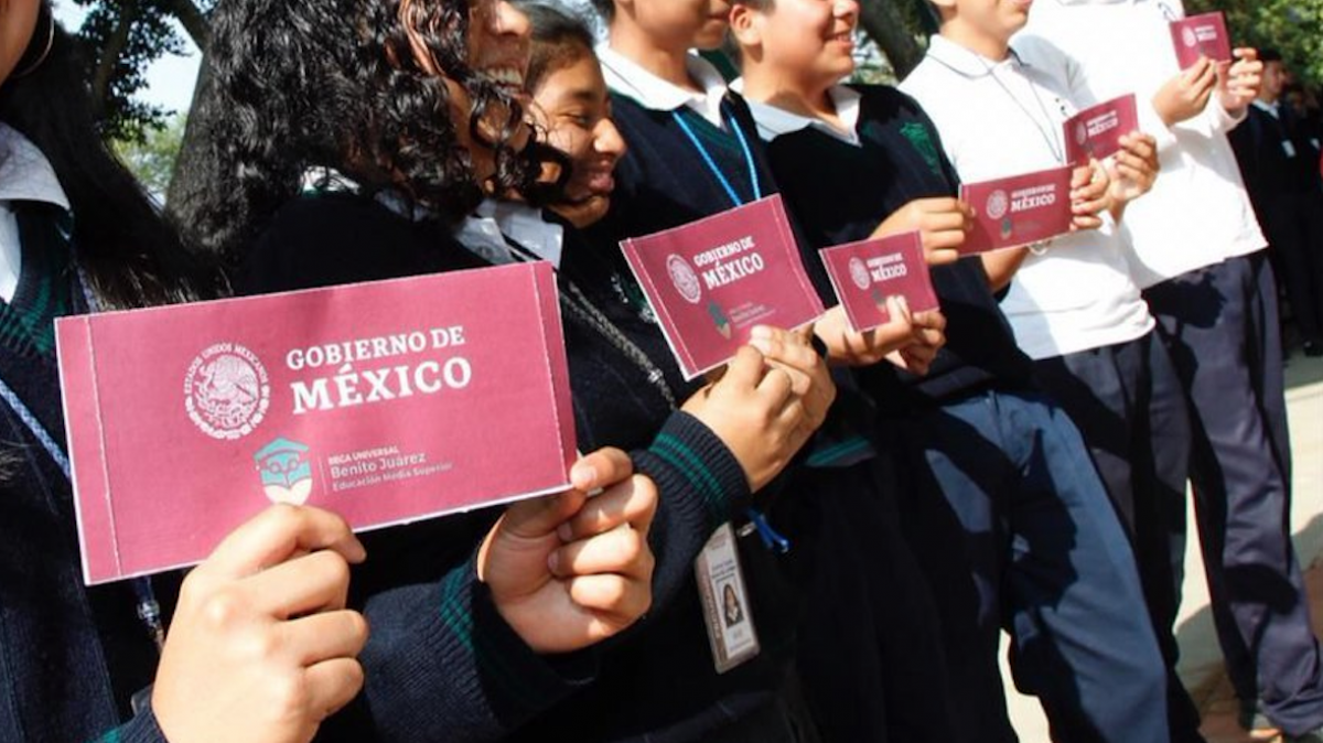 Inicia entrega de becas Benito Juárez en Pátzcuaro