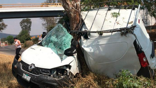 Estrella su camioneta contra un árbol en la carretera Pátzcuaro-Morelia