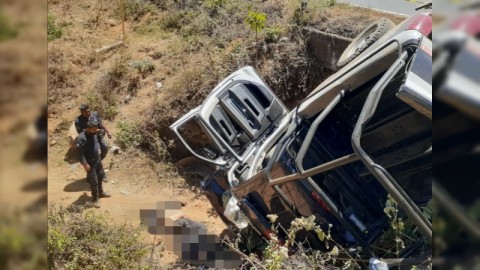 Mueren 2 policías al caer patrulla en barranco, en Tingambato, Michoacán