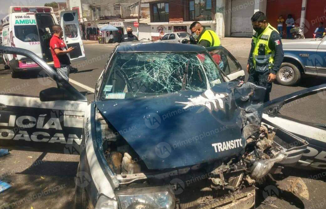 Delegado de tránsito destruye su patrulla en Pátzcuaro