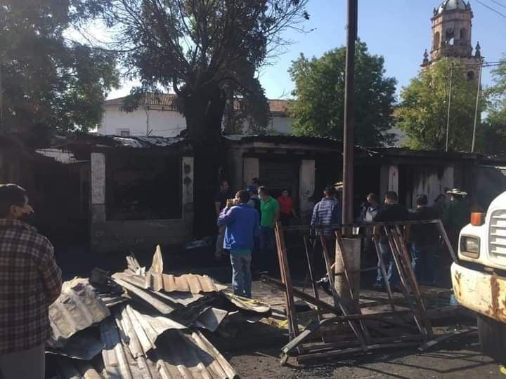 Se queman locales de artesanías en plaza de Quiroga 2