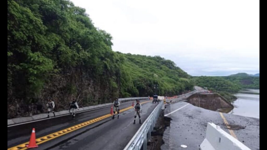 Cierran tramo de la autopista Pátzcuaro-Lázaro Cárdenas por deslave