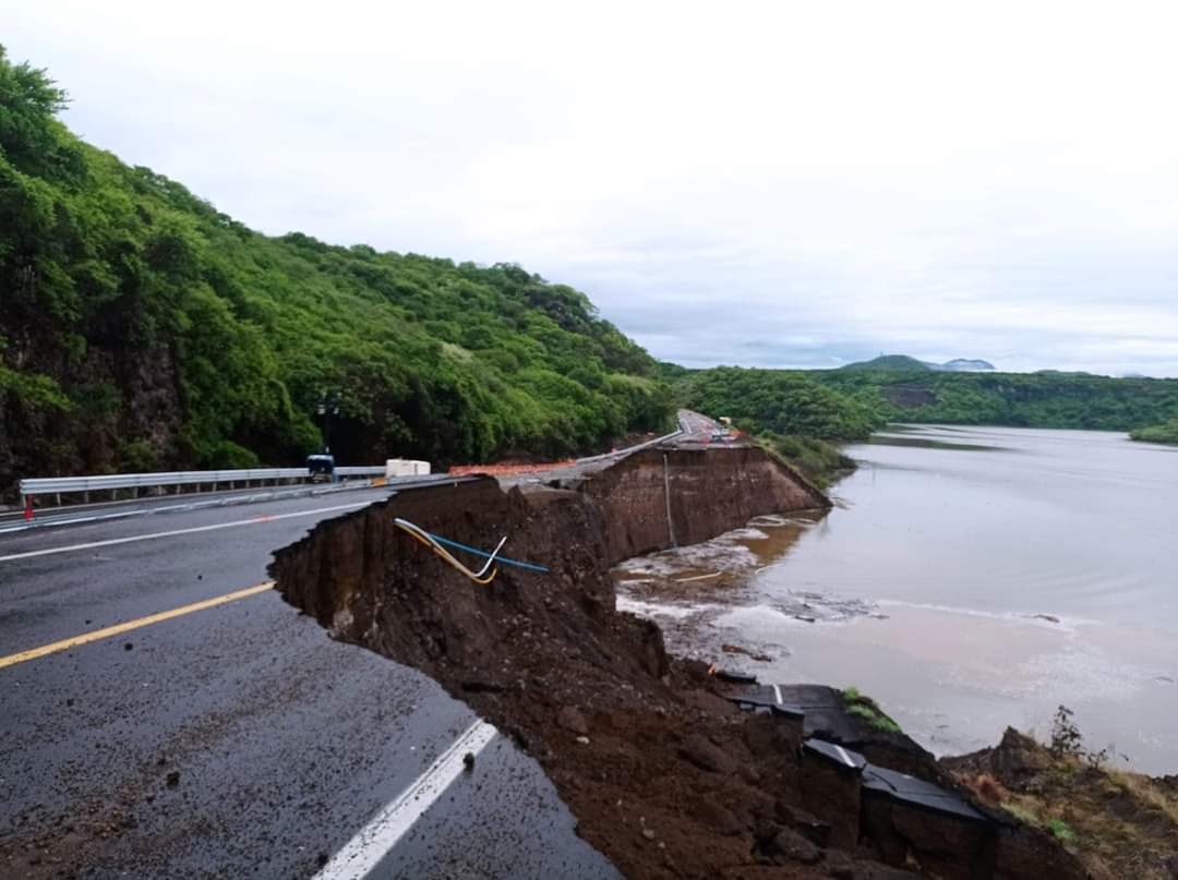 Cierran tramo de la autopista Pátzcuaro-Lázaro Cárdenas por deslave