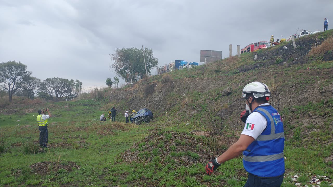 Morelia: Auto cae a un barranco en la salida a Pátzcuaro; hay 4 niños heridos
