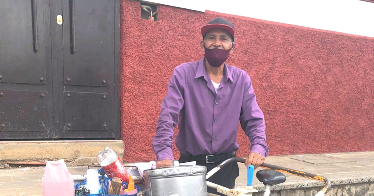 Trino vende nieves en Pátzcuaro