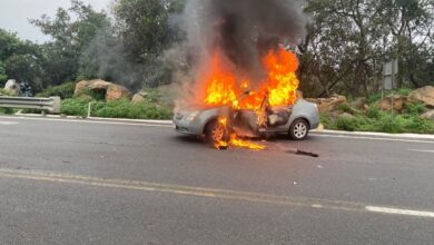 Automóvil se incendia en la carretera Pátzcuaro-Uruapan