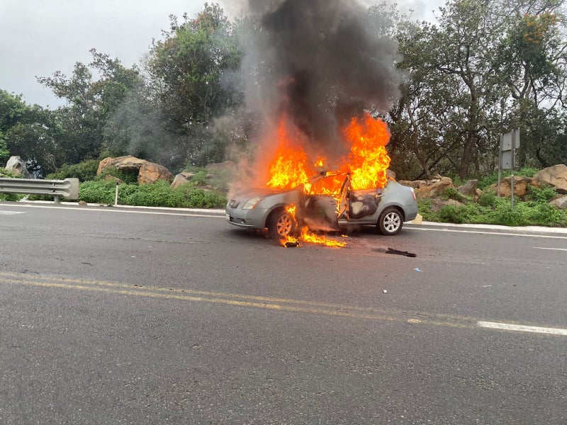 Automóvil se incendia en la carretera Pátzcuaro-Uruapan
