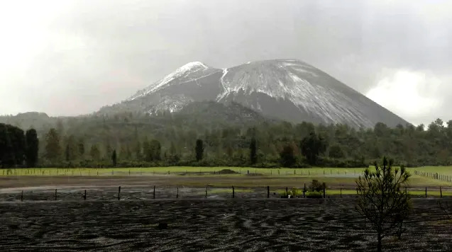 FOTOS: Granizo pinta de blanco el volcán Paricutín