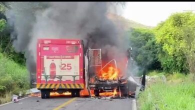 Bloquean carretera en Michoacán; queman camiones [VIDEO]