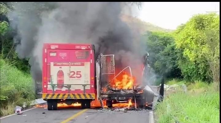 Bloquean carretera en Michoacán; queman camiones [VIDEO]