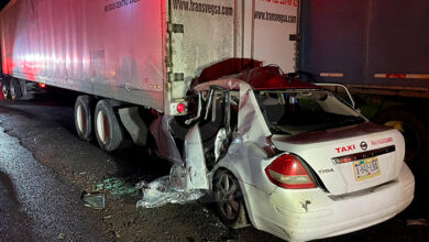 En Michoacán, un taxi choca contra tráiler estacionado; hay dos muertos y dos heridos