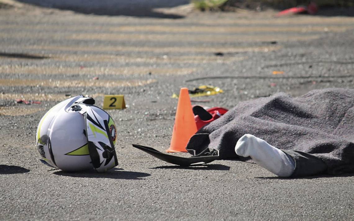 Motociclista muere tras chocar con un señalamiento en la carretera Pátzcuaro-Morelia