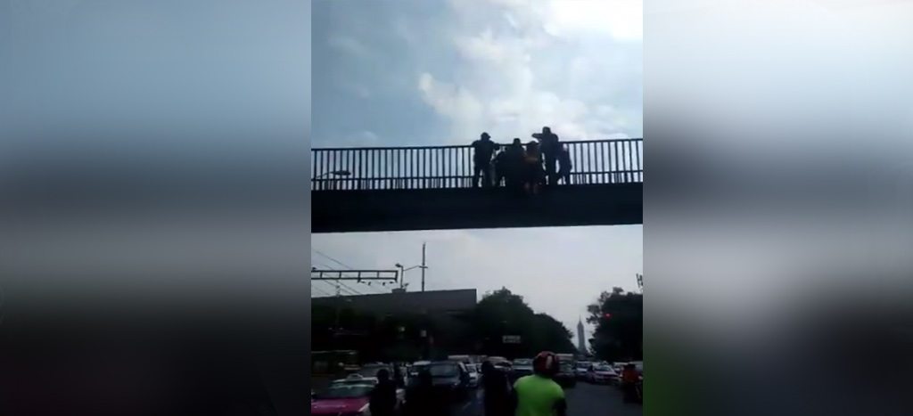 Mujer quería quitarse la vida saltando desde un puente peatonal, en Michoacán