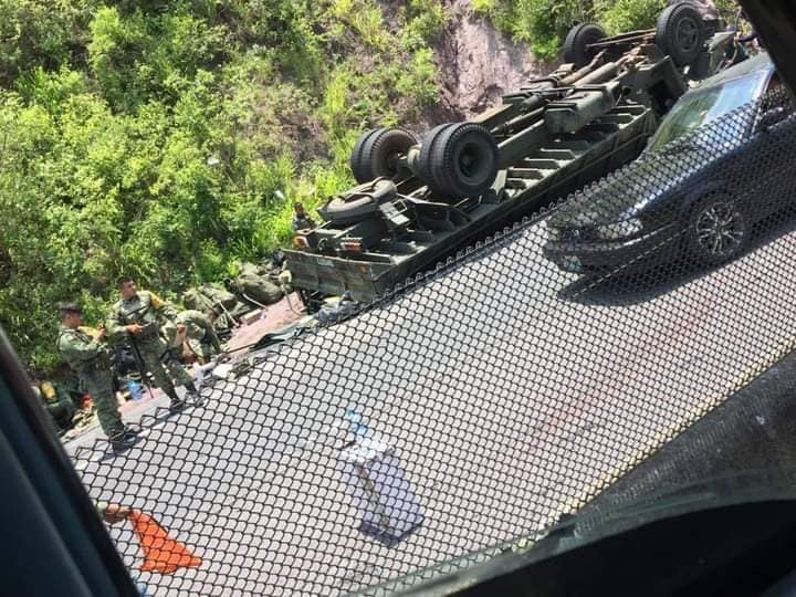 Se vuelca camión del Ejército Mexicano; dos soldados perdieron la vida