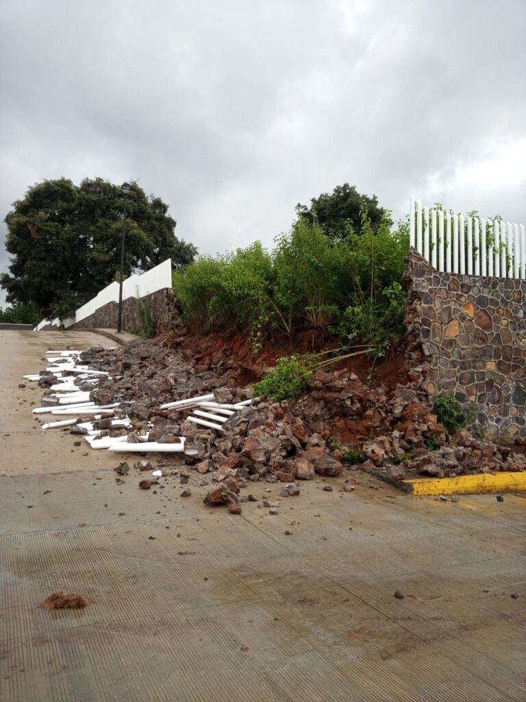 Colapsa muro perimetral del Hospital Regional de Pátzcuaro