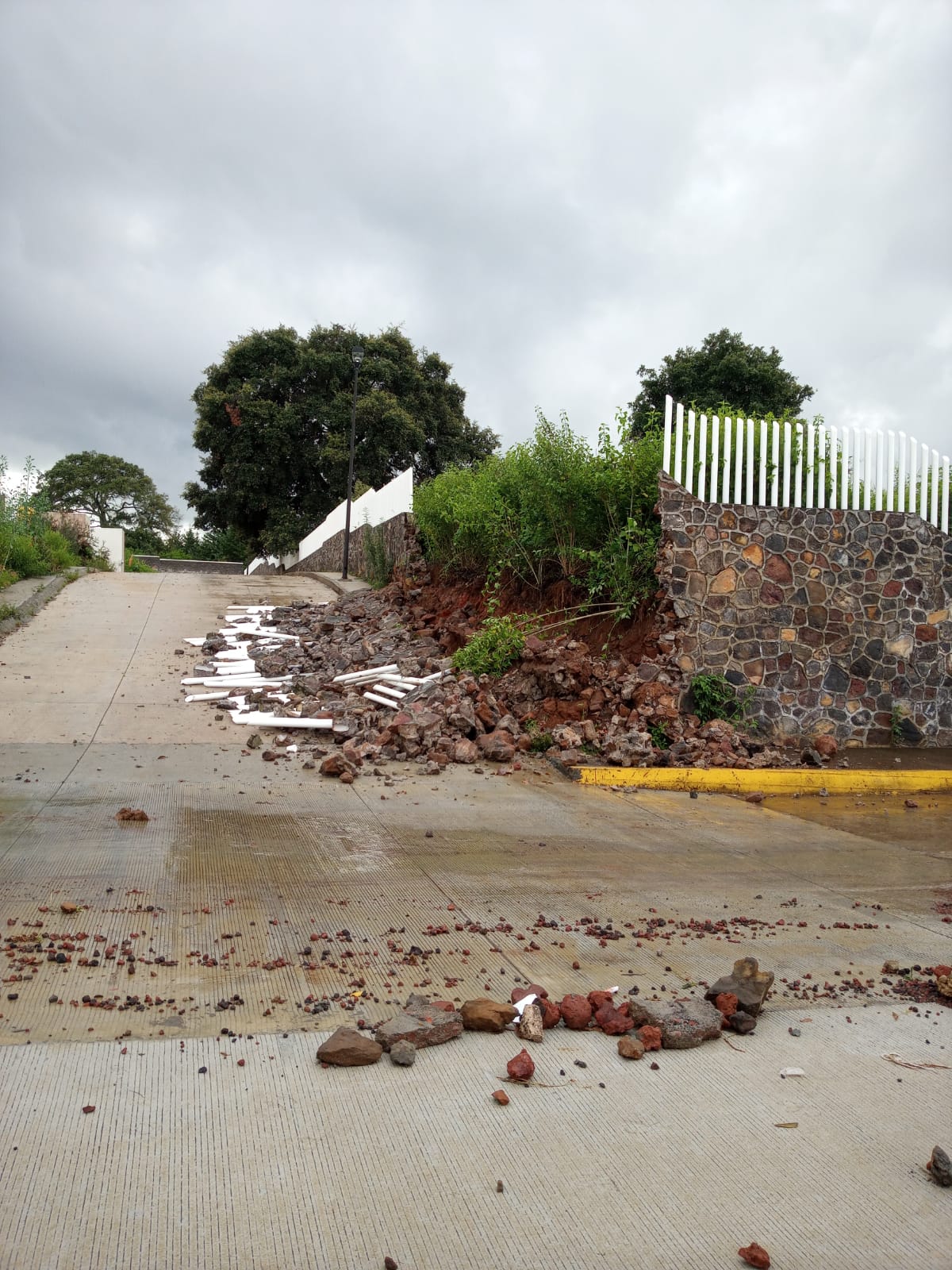 Colapsa muro perimetral del Hospital Regional de Pátzcuaro