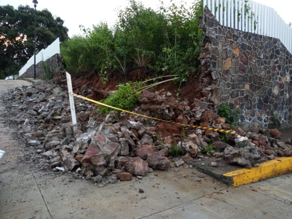 Colapsa muro perimetral del Hospital Regional de Pátzcuaro