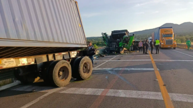 Dos tráileres CHOCAN DE FRENTE en la carretera Pátzcuaro-Cuitzeo