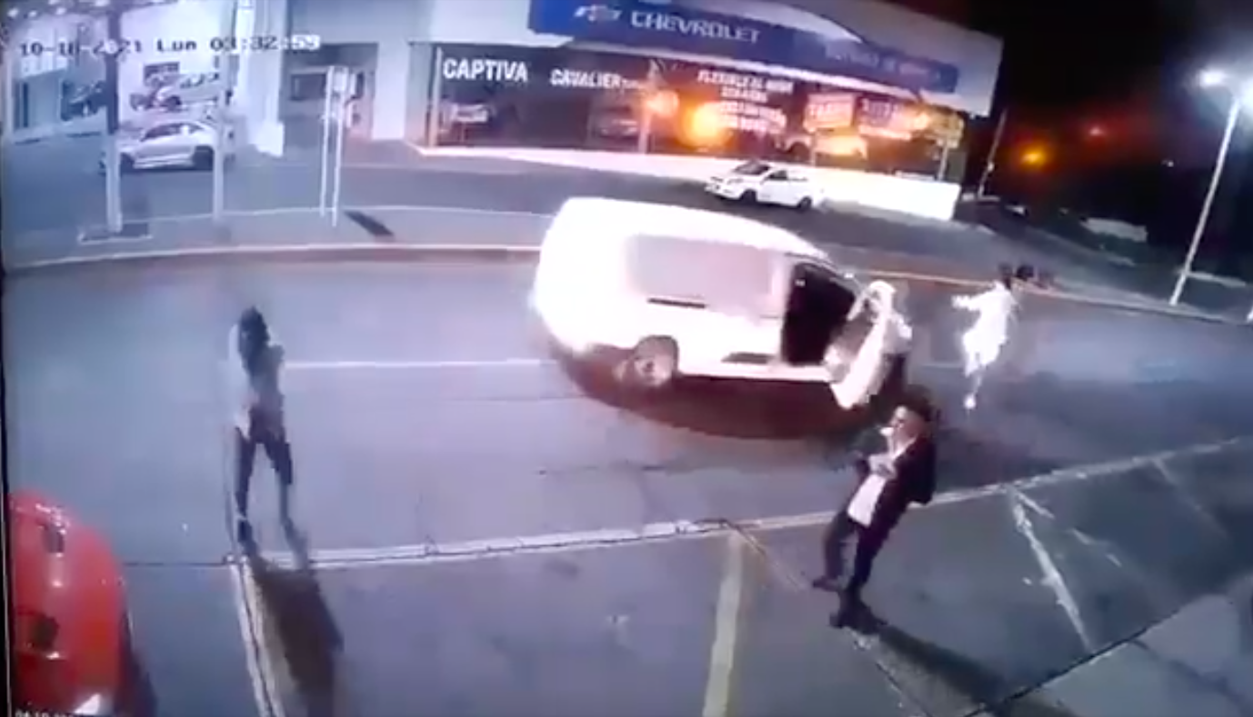 VIDEO: Atacan a tiros a jóvenes en bar de Morelia