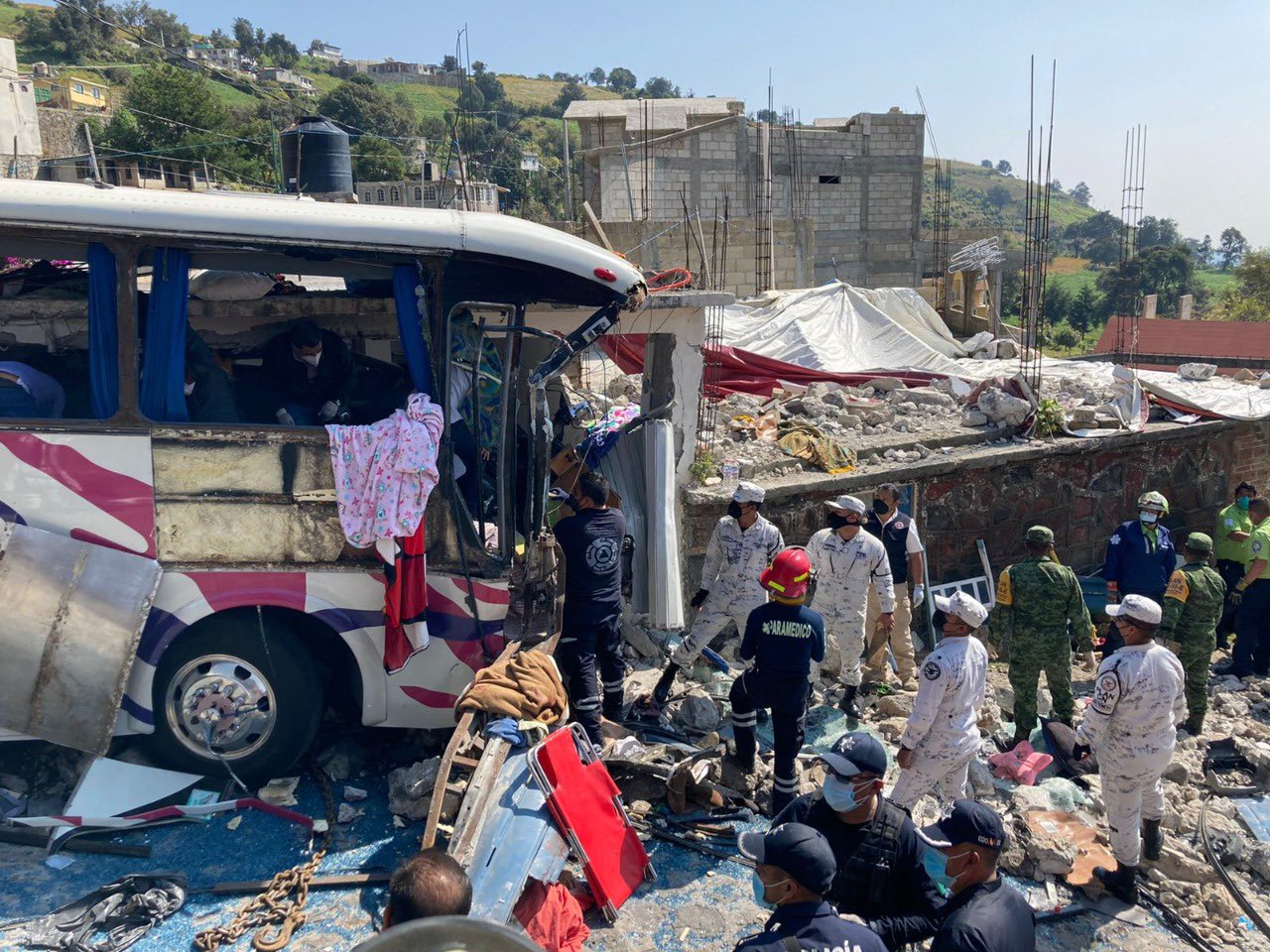 Michoacán de luto: 19 MUERTOS y 28 HERIDOS tras accidente en autobús