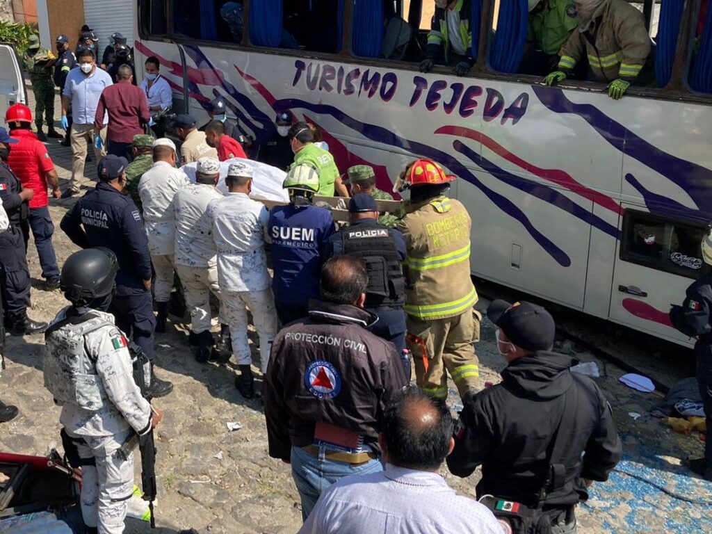 Michoacán de luto: 19 MUERTOS y 28 HERIDOS tras accidente en autobús