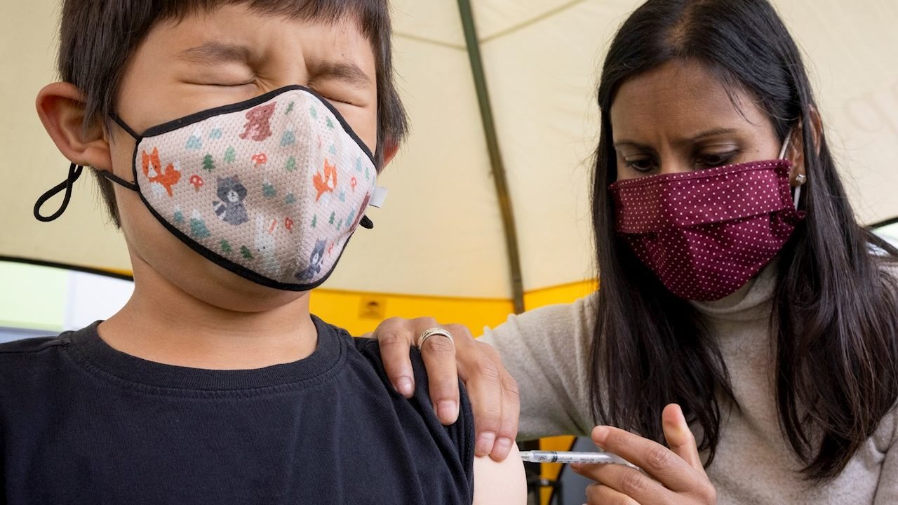 Vacunarán la PRÓXIMA SEMANA con Pfizer a menores de 15 a 17 años en Michoacán