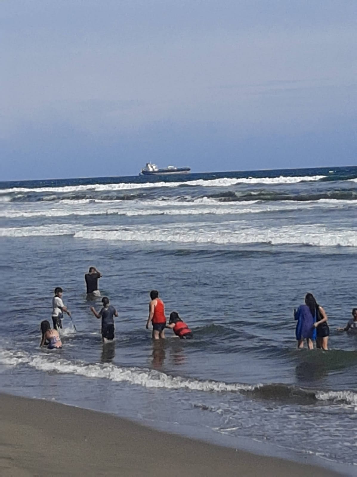 Niño muere AHOGADO en playa de Michoacán; su hermana sigue DESAPARECIDA