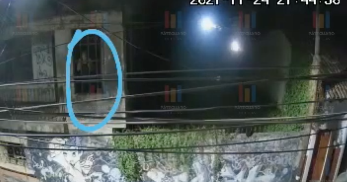 VIDEO: Desconocido duerme en casa abandonada de Pátzcuaro