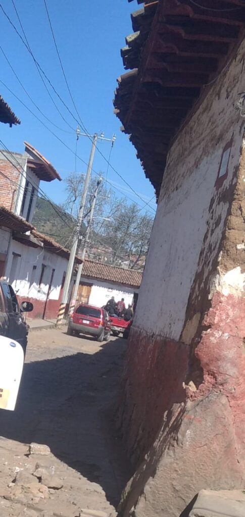Reportan movilización de camionetas con HOMBRES ARMADOS por calles de Pátzcuaro