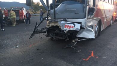 Zinapécuaro: Chocan autobús de pasajeros y tráiler en la carretera Morelia-Maravatío