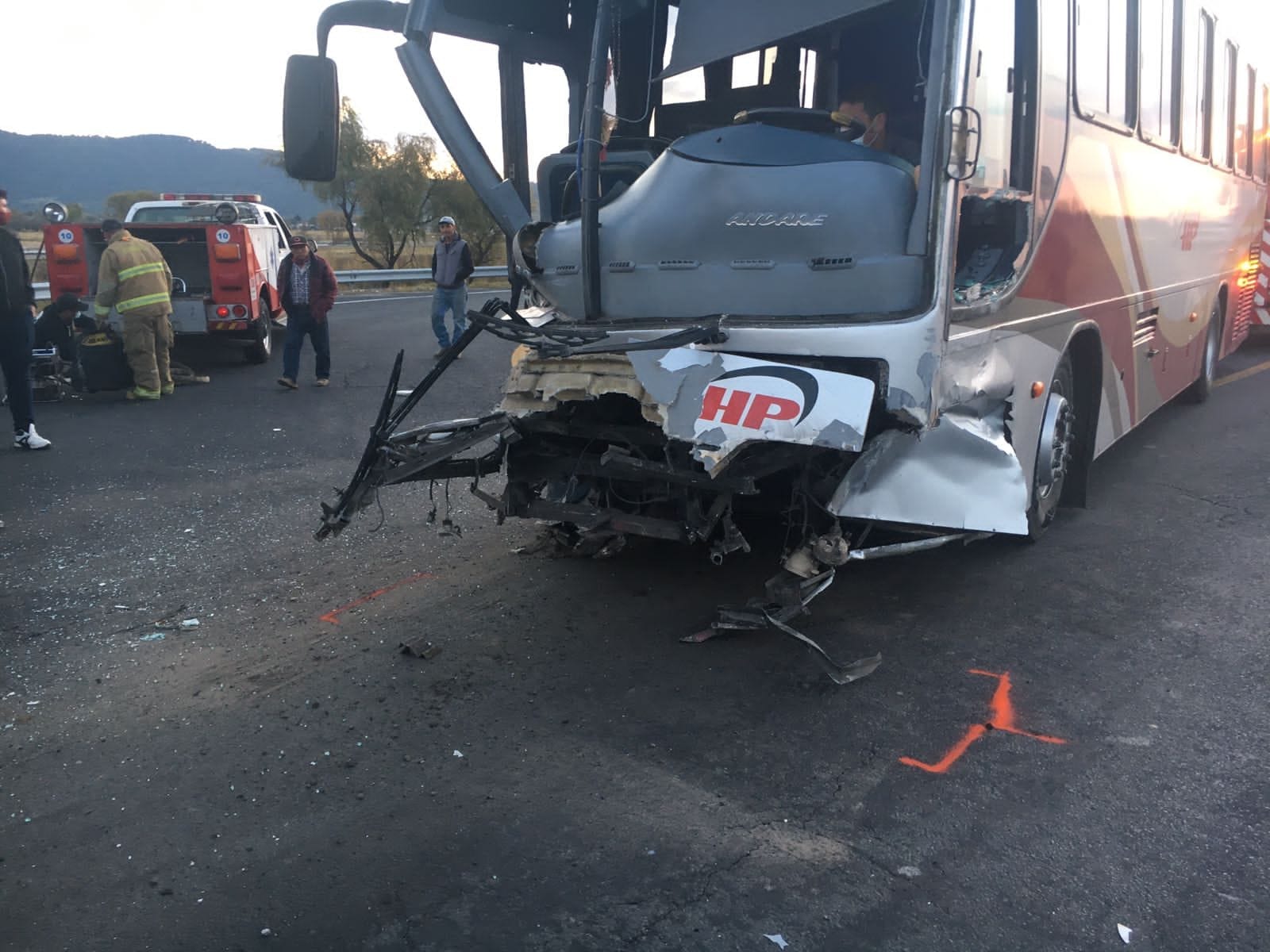 Zinapécuaro: Chocan autobús de pasajeros y tráiler en la carretera Morelia-Maravatío