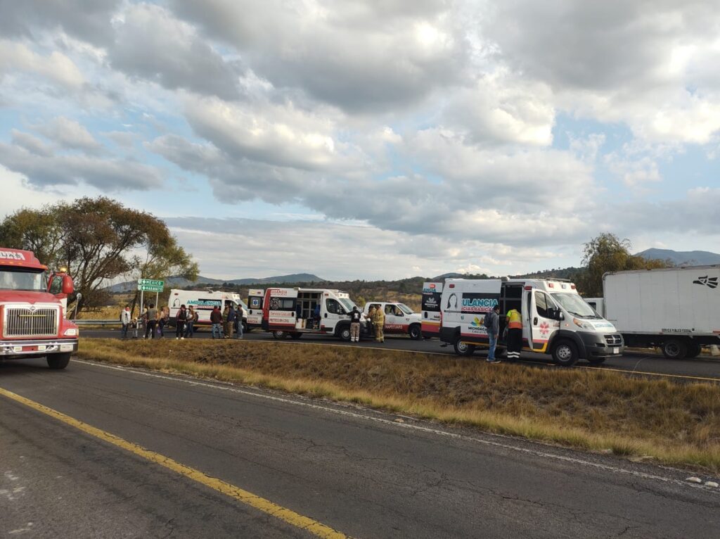 Zinapécuaro: Chocan autobús de pasajeros y tráiler en la carretera Morelia-Maravatío 