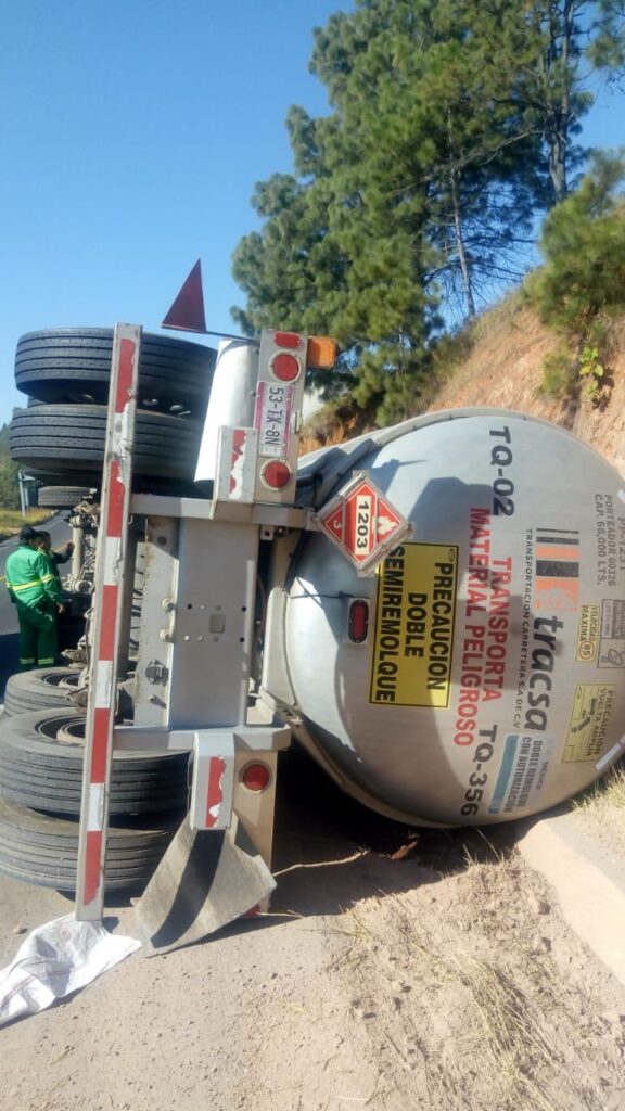 Volcadura de pipa provoca CIERRE TOTAL la carretera Pátzcuaro-Uruapan