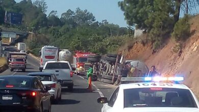 Volcadura de pipa provoca CIERRE TOTAL la carretera Pátzcuaro-Uruapan