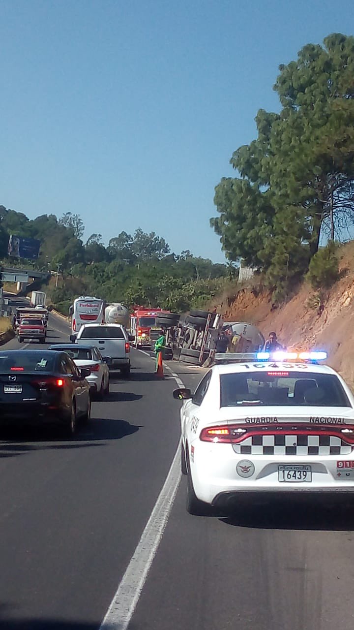 Volcadura de pipa provoca CIERRE TOTAL la carretera Pátzcuaro-Uruapan