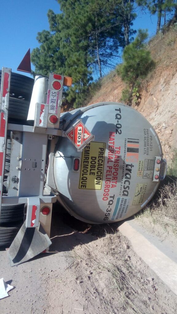 Volcadura de pipa provoca CIERRE TOTAL la carretera Pátzcuaro-Uruapan