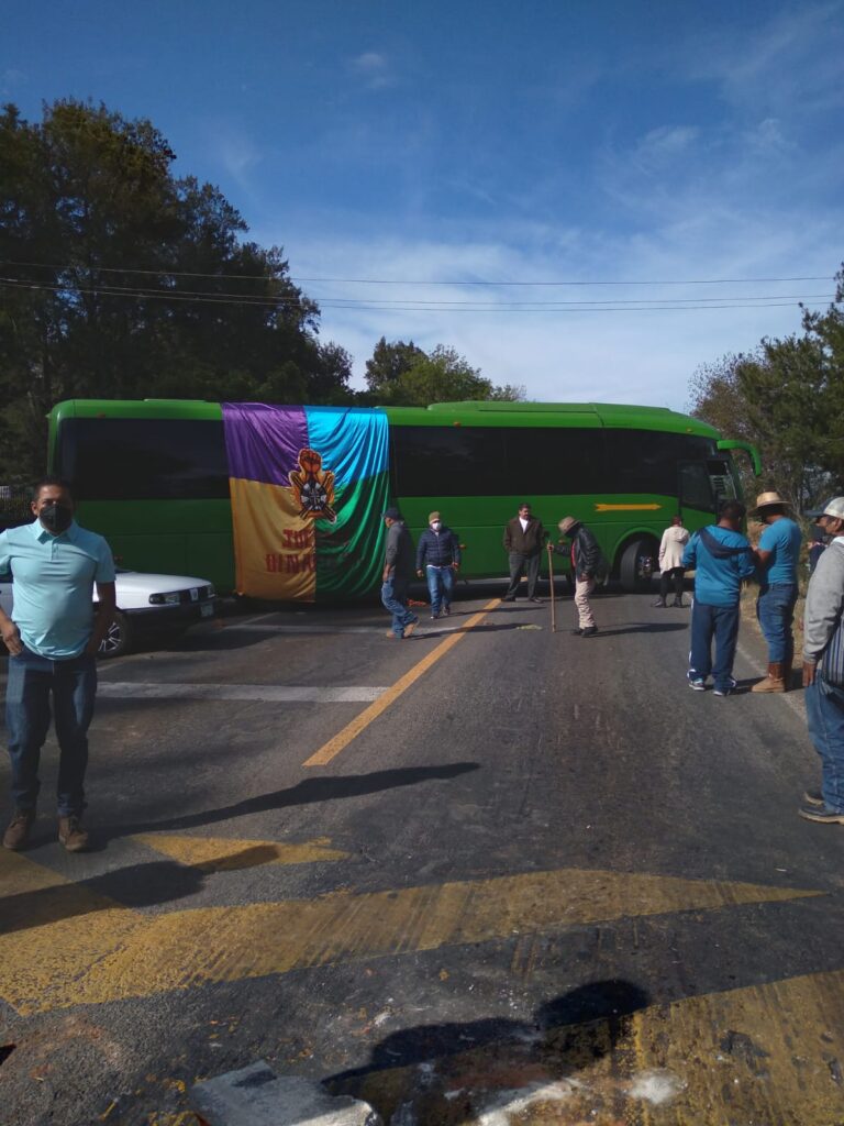 Consejo Indígena BLOQUEA 5 carreteras en Michoacán