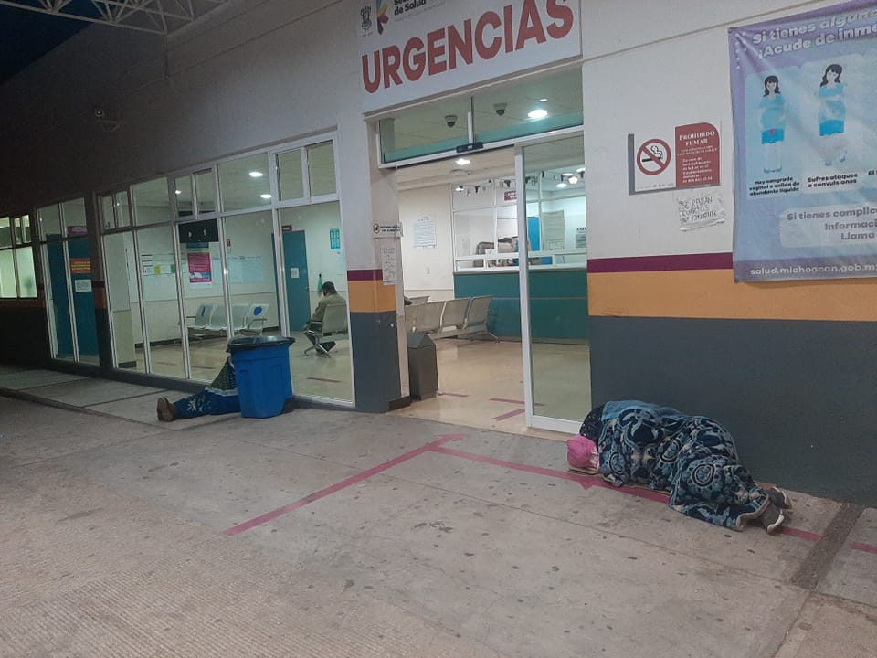 Duermen fuera Hospital Pátzcuaro frío