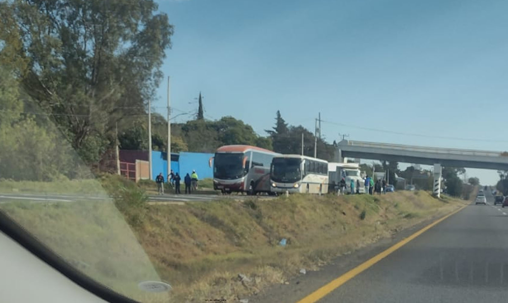 Normalistas secuestran autobuses Pátzcuaro-Morelia