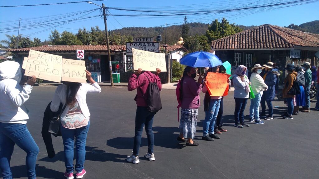 Toman Pátzcuaro pago de Becas Benito Juárez